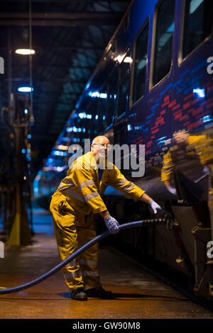 Former à l'entretien Arriva Trains Wales, Canton dépôt diesel, Leckwith Road, Cardiff. (Photo par Matthew Horwood / matt-horwood Banque D'Images