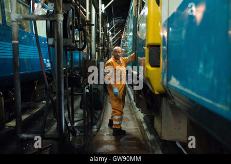 Former à l'entretien Arriva Trains Wales, Canton dépôt diesel, Leckwith Road, Cardiff. (Photo par Matthew Horwood / matt-horwood Banque D'Images