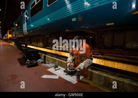 Former à l'entretien Arriva Trains Wales, Canton dépôt diesel, Leckwith Road, Cardiff. (Photo par Matthew Horwood / matt-horwood Banque D'Images