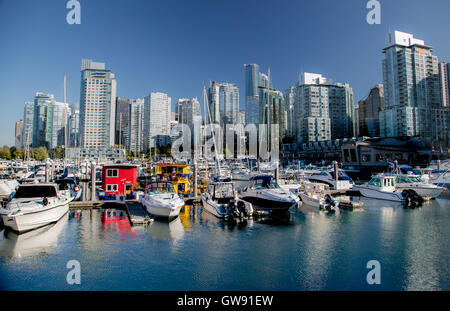 De Vancouver Coal Harbour. Canada - Péniche nommé Karma dans le centre. Banque D'Images