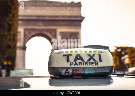 Taxi Paris détail et de l'Arc de Triomphe en arrière-plan, France Banque D'Images