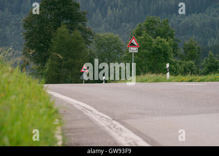 Route triangulaire chanter dans la région des Highlands attention une descente raide avec une pente de 10 pour cent Banque D'Images