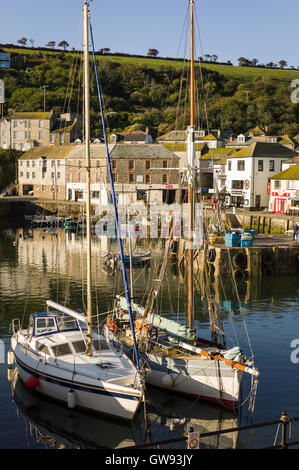 Remorquer les petits yachts amarrés dans le port de Mevagissey Cornwall UK Banque D'Images