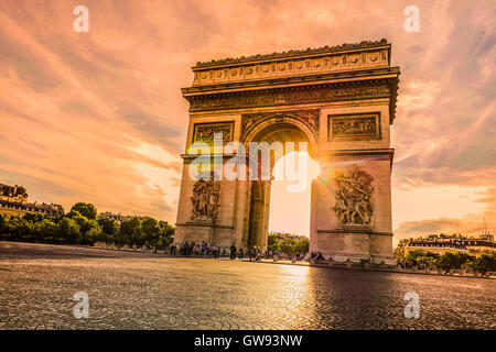 Magnifique coucher de soleil sur l'Arc de Triomphe à la place de l'Etoile, Paris, France Banque D'Images