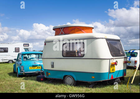 Une petite caravane de 1960 ; une Eriba Puck Banque D'Images