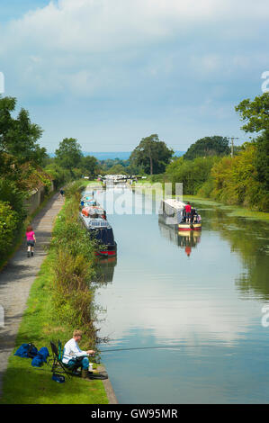 La pêche est un sport populaire sur le Kennet and Avon Canal dans le Wiltshire UK Banque D'Images