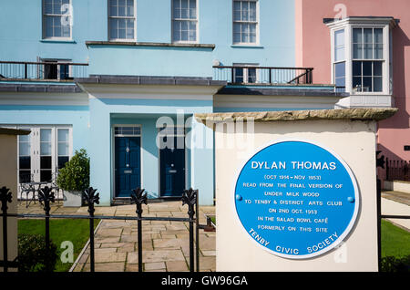 Blue plaque commémorant une lecture par Dylan Thomas en 1953 à Tenby Dyfed UK Banque D'Images