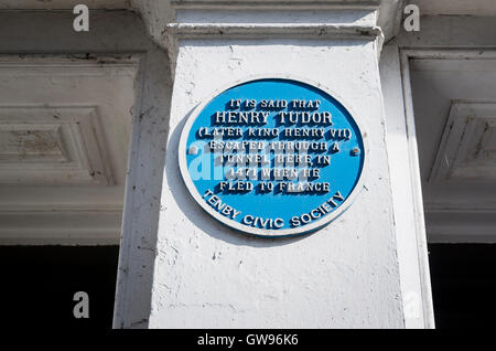 Blue plaque légende d'enregistrement relatives à Henri Tudor (plus tard le roi Henry VII) dans le sud du Pays de Galles à Cardiff Banque D'Images