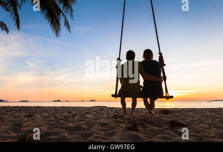 Couple sur Paradise beach resort de miel partage Banque D'Images
