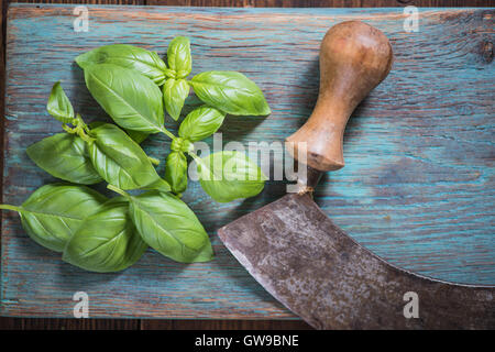 Cuisine Vintage Couteau herbe et de basilic frais sur planche de bois Banque D'Images