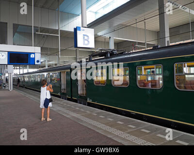 Femme photographiant son ami dans antique museum train, de la gare centrale de Breda, Pays-Bas Banque D'Images