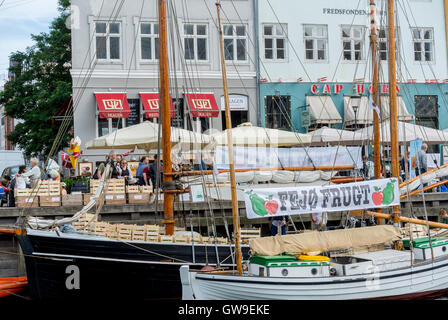 Copenhague, Danemark, 'Gammel Strand', le canal de Nyhavn, scène, façades de bâtiments traditionnels, fruits du marché, vendeur de rue Banque D'Images