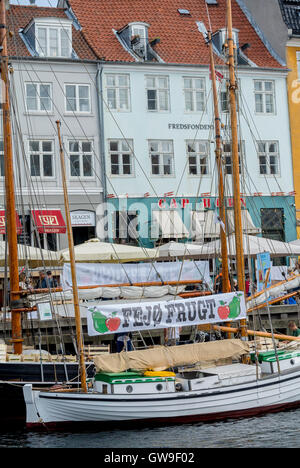 Copenhague, Danemark, 'Gammel Strand', le canal de Nyhavn, scène, l'architecture traditionnelle, fruits du marché, vendeur de rue Banque D'Images