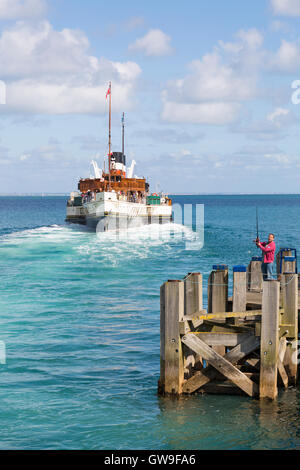 Le Waverley Paddle Steamer à Swanage Bay, Swanage, Dorset UK en septembre, lors d'une magnifique journée ensoleillée et chaude Banque D'Images