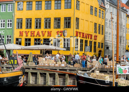 Copenhague, Danemark, 'Gammel Strand', le canal de Nyhavn, scène, l'architecture traditionnelle, façades de bâtiments, vendeur de rue Banque D'Images