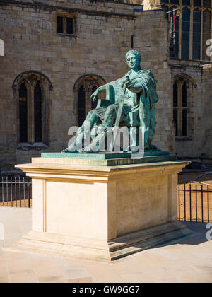 Statue de bronze de Constantin le Grand, le premier empereur romain chrétien, à côté de la cathédrale de York, York, Angleterre Banque D'Images