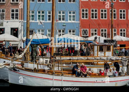 Copenhague, Danemark, 'Gammel Strand', le canal de Nyhavn, scène, vendeurs de rue traditionnels, bateaux Banque D'Images