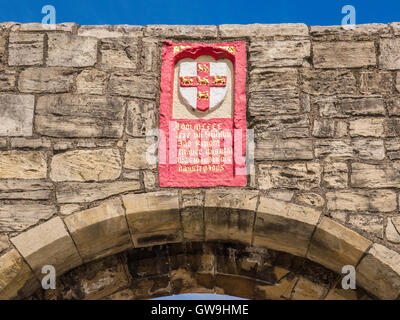 Inscription sur Fishergate Bar, l'un des six portails dans les anciens murs de York, en Angleterre. Banque D'Images