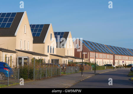Rangée de maisons nouvellement construit avec des panneaux solaires dans les Pays-Bas Banque D'Images