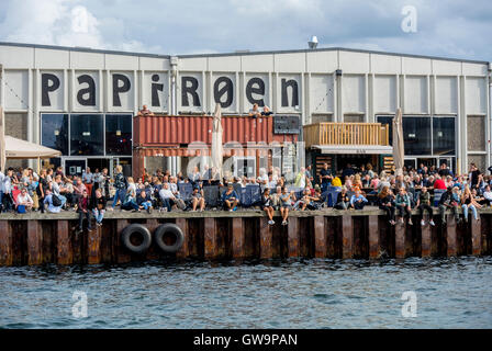 Copenhague, Danemark, foule le partage des repas sur la zone portuaire rénové, sur l'alimentation de rue l'Île 'Papier', sur Canal, les quartiers locaux Banque D'Images