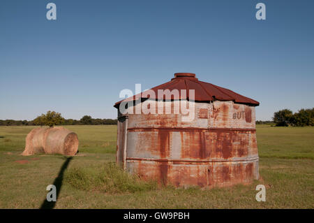 Structure métal rouillé dans une ferme de Texas du nord. Banque D'Images