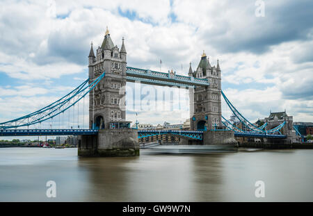 Une longue exposition d'un bateau passant sous le Tower Bridge, Londres, Royaume-Uni. Banque D'Images