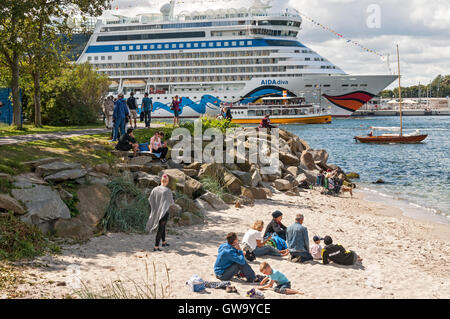 Les spectateurs à regarder les bateaux de passage à la Hanse Sail 2016 à Rostock Warnemünde , Allemagne. Banque D'Images