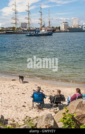 Les spectateurs à regarder les navires de passage à la Hanse Sail 2016 à Rostock Warnemünde , Allemagne. Banque D'Images