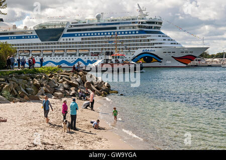 Les spectateurs à regarder les bateaux de passage à la Hanse Sail 2016 à Rostock Warnemünde , Allemagne. Banque D'Images