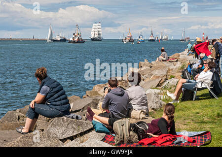 Les spectateurs à regarder les navires de passage à la Hanse Sail 2016 à Rostock Warnemünde , Allemagne. Banque D'Images