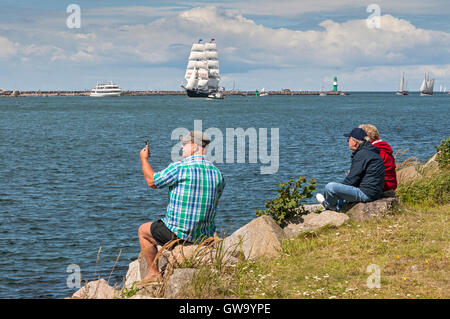 Les spectateurs à regarder les navires de passage à l '2016' à Hanse Sail Rostock Warnemünde , Allemagne. Banque D'Images