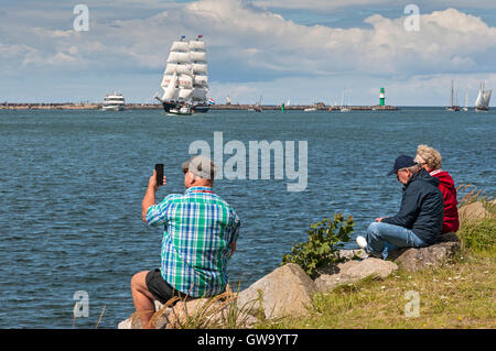 Les spectateurs à regarder les navires de passage à l '2016' à Hanse Sail Rostock Warnemünde , Allemagne. Banque D'Images