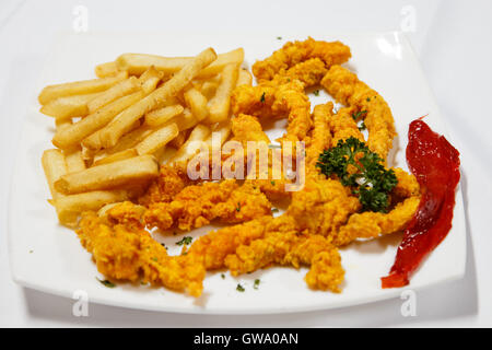 Les doigts de poisson frit sur plaque avec frites Banque D'Images