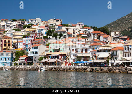 Les maisons colorées à flanc de colline et les bars de la ville de Parga, en Grèce continentale Banque D'Images