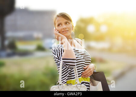 Beau young woman with shopping bags Banque D'Images