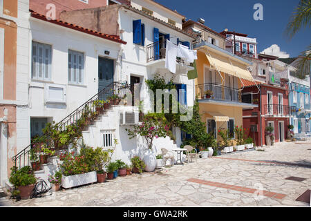 Les maisons colorées de la vieille ville de Parga, la Grèce continentale Banque D'Images