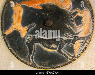 Egypte, Le Caire, Musée Égyptien, faisant tourner le disque de la tombe de Hemaka, Saqqara, première dynastie, avec des chiens de chasse des gazelles. Banque D'Images