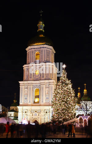 La Cathédrale Sainte-Sophie, marché de Noël et de nouvelle année de Kiev principale arbre sur Sophia Square à Kiev, Ukraine Banque D'Images