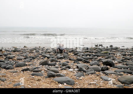 Un homme à la recherche de fossiles sur la côte jurassique plage à Charmouth Dorset England UK KATHY DEWITT Banque D'Images