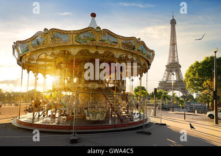 Carrousel en Park, près de la Tour Eiffel à Paris Banque D'Images