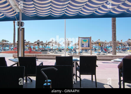 Restaurant Malgrat et les gens sur la plage, un jour ensoleillé, le 6 septembre 2016 à Paguera, Majorque, Espagne. Banque D'Images