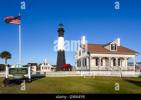 Matin ensoleillé avec le drapeau américain dans le vent du phare de l'Île Tybee Tybee Island, Géorgie Banque D'Images