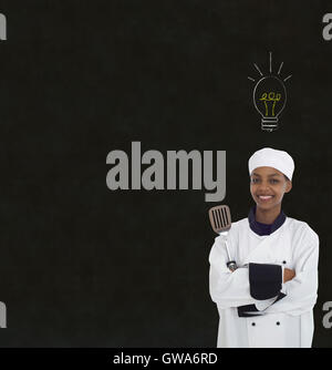 Lightbulb idée femme africaine chef sur tableau noir craie background Banque D'Images