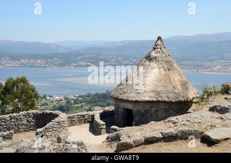 L'une des maisons reconstruites dans les vestiges d'une colonie celte à Santa Tecla Mont en Galice, Espagne. Banque D'Images