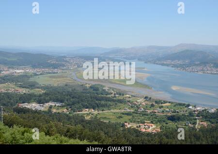 L'estuaire du Minho à l'océan Atlantique entre le galicien et le portugais coast vu de Mont de Santa Tecla en Espagne. Banque D'Images