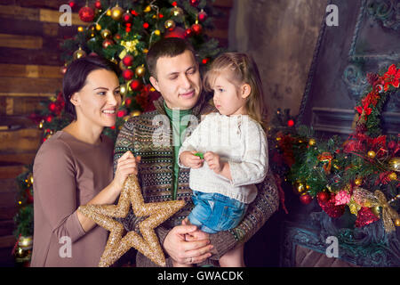 Portrait de famille à Noël Accueil Maison de vacances séjour avec decorated Christmas Tree Banque D'Images