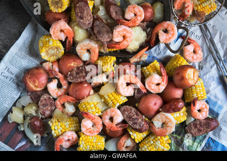 Pays à faible ébullition avec crevettes, saucisses, des épis de maïs, et pommes de terre Banque D'Images