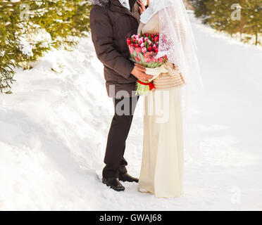 Récemment Mariés couple musulman en hiver nature Banque D'Images