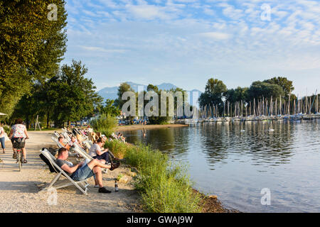 Übersee (Chiemgau) : le lac de Chiemsee, plage du lido, restaurant, les gens de chaises de plage, Coucher de soleil, l'Allemagne, Bayern, Bavaria, Oberbay Banque D'Images