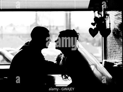 Silhouette de couple aimant dans le café Banque D'Images